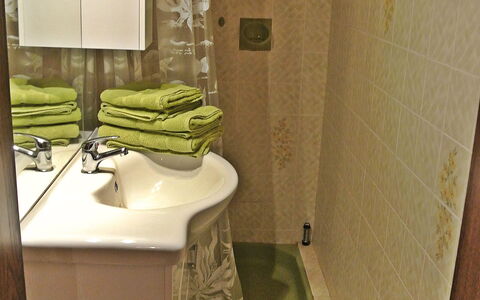 Rustika: Badkamer, Groen, Eigendom, Kamer, Toilet, Tegel, Wc Bril, Loodgieterswerkinrichting, Interieur Ontwerp, Verdieping