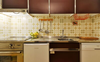 Enrosadira 710.5: Countertop, Cabinetry, Keuken, Tegel, Kamer, Eigendom, Meubilair, Geel, Interieur Ontwerp, Fornuis