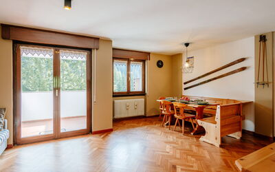 Enrosadira 710.11: Gebouw, Venster, Hout, Tafel, Hal, Verdieping, Flooring, Deur, Woonkamer
