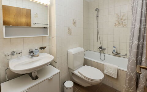 Rehli: Badkamer, Wastafel In De Badkamer, Loodgieterswerkinrichting, Wastafel, Toilet, Wc Bril, Interieur Ontwerp, Flooring, Verdieping, Kraan