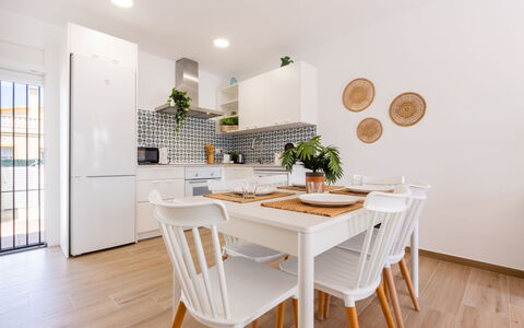Marina: Meubilair, Interieur Ontwerp, Keuken, Flooring, Stoel, Tafel, Hout, Eetkamer, Keuken En Eettafel, Verdieping