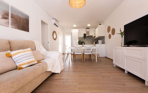 Marina: Meubilair, Flooring, Interieur Ontwerp, Verdieping, Houten Vloer, Hout, Woonkamer, Bankstel, Laminaatvloer, Plafond