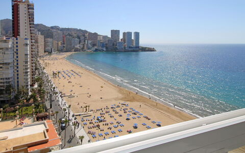 Tor Serena: Eigendom, Appartement, Zee, Onroerend Goed, Azure, Condominium, Kust, Gebouw, Strand, Vakantie