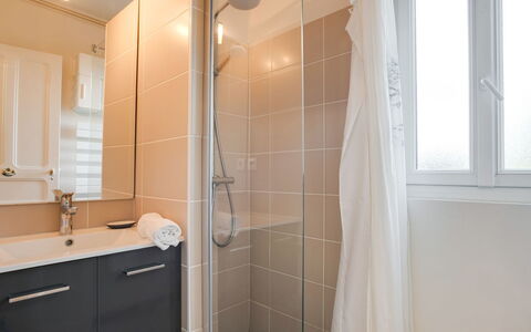 Kerhel: Badkamer, Eigendom, Kamer, Interieur Ontwerp, Onroerend Goed, Tegel, Muur, Huis, Gebouw, Architectuur