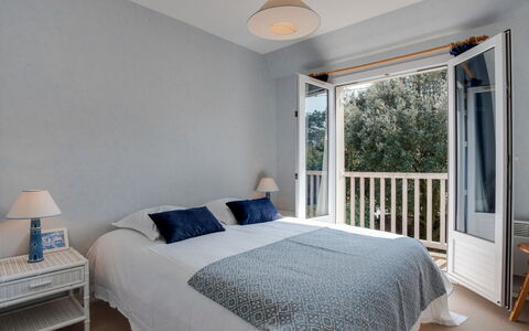 Les Marines: Slaapkamer, Meubilair, Bed, Kamer, Eigendom, Interieur Ontwerp, Laken, Bed Frame, Bedding, Verdieping