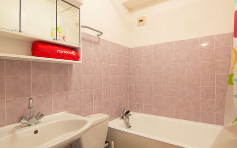 Les Jardins de la Malouine: Loodgieterswerkinrichting, Kraan, Wastafel, Eigendom, Wastafel In De Badkamer, Badkamer, Bad, Gebouw, Purper, Interieur Ontwerp