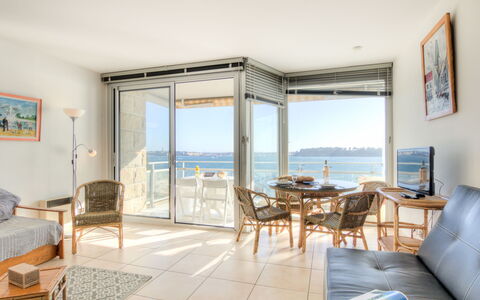 Le Bellevue: Tafel, Meubilair, Gebouw, Fotolijst, Stoel, Comfort, Azure, Hout, Bankstel, Interieur Ontwerp
