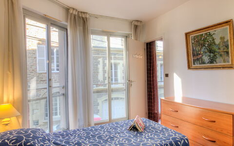 Le Bellevue: Meubilair, Eigendom, Venster, Cabinetry, Azure, Comfort, Blauw, Gebouw, Hout, Interieur Ontwerp