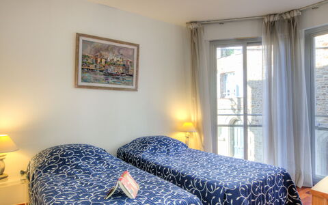 Le Bellevue: Meubilair, Venster, Eigendom, Fotolijst, Comfort, Azure, Textiel, Hout, Interieur Ontwerp, Schaduw