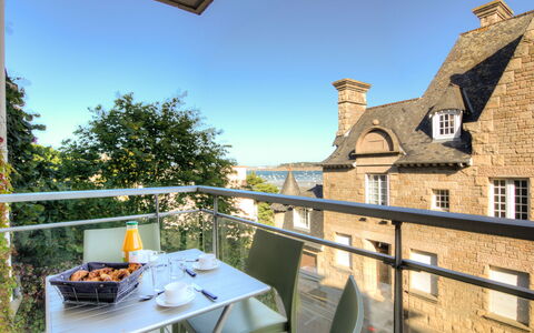 Le Royal Foch: Lucht, Tafel, Meubilair, Gebouw, Stoel, Venster, Fabriek, Tableware, Huis, Buitenmeubels