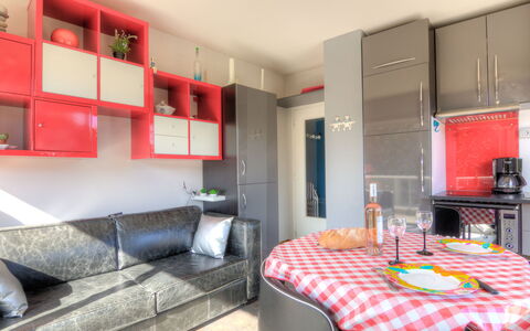 Dinard 220: Meubilair, Tafel, Eigendom, Cabinetry, Gebouw, Interieur Ontwerp, Verlichting, Oranje, Flooring, Woonkamer