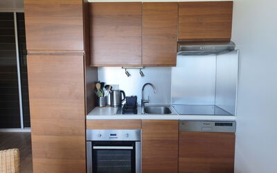 Le Parc de la Ronceray 6 220.6: Toestel Van De Keuken, Keuken, Cabinetry, Major Appliance, Countertop, Hout, Flooring, Huishoudapparatuur, Interieur Ontwerp, Meubilair
