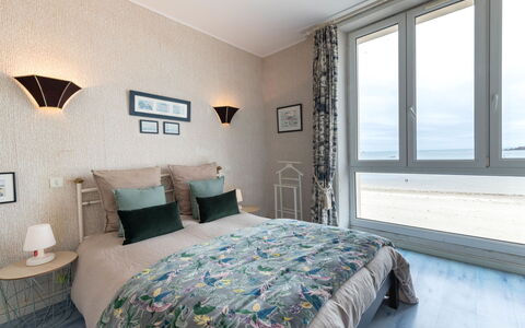 Dinard 241: Water, Lucht, Eigendom, Fabriek, Gebouw, Wolk, Zwembad, Boom, Woongebied, Gras