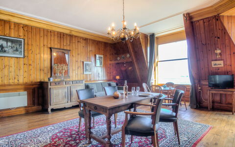 La Garde: Tafel, Meubilair, Cabinetry, Eigendom, Stoel, Gebouw, Bankstel, Hout, Interieur Ontwerp, Keuken
