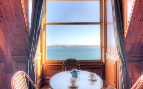 La Garde: Tafel, Meubilair, Eigendom, Lucht, Stoel, Water, Gebouw, Azure, Fabriek, Venster