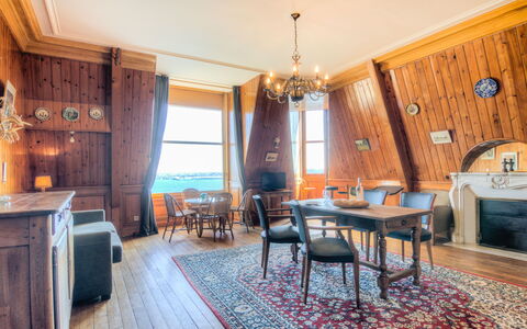 La Garde: Meubilair, Eigendom, Tafel, Fotolijst, Blauw, Hout, Stoel, Interieur Ontwerp, Gebouw, Cabinetry