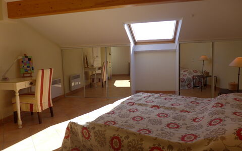 Le Panoramic: Slaapkamer, Bed, Kamer, Meubilair, Laken, Eigendom, Bed Frame, Bedding, Plafond, Matras