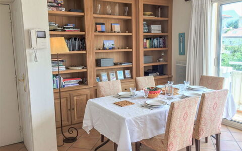 Le Panoramic: Tafel, Meubilair, Eigendom, Plank, Tableware, Stellingen, Cabinetry, Hout, Venster, Interieur Ontwerp