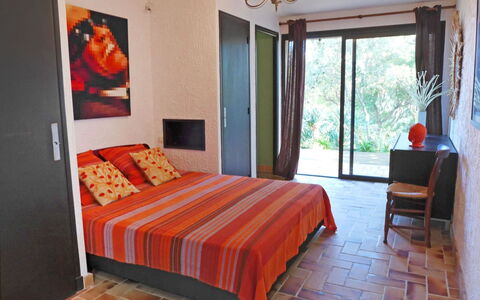 La Maison du Midi: Slaapkamer, Kamer, Meubilair, Bed, Eigendom, Laken, Interieur Ontwerp, Verdieping, Oranje, Bedding