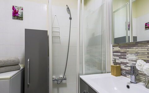 Ciel de Fabron: Badkamer, Loodgieterswerkinrichting, Flooring, Interieur Ontwerp, Muur, Verdieping, Wastafel, Kraan, Loodgieter, Toilet