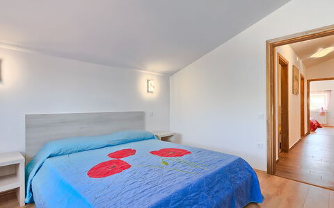 Majda: Slaapkamer, Bed, Kamer, Meubilair, Eigendom, Laken, Verdieping, Interieur Ontwerp, Huis, Plafond