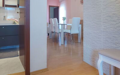 Fažana Peroj 106: Tafel, Meubilair, Gebouw, Deur, Hout, Huis, Interieur Ontwerp, Flooring, Verdieping, Hal