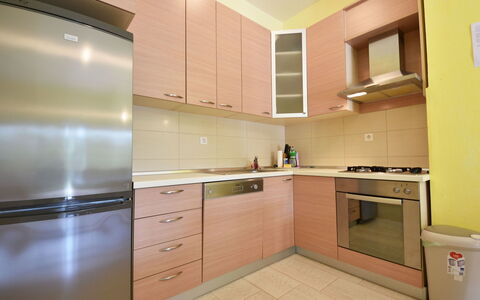 Maslenica 107: Cabinetry, Gebouw, Countertop, Meubilair, Fornuis, Toestel Van De Keuken, Keuken, Kraan, Hout, Huishoudapparatuur