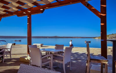 Maslenica 107: Water, Lucht, Tafel, Meubilair, Eigendom, Blauw, Azure, Stoel, Schaduw, Hout