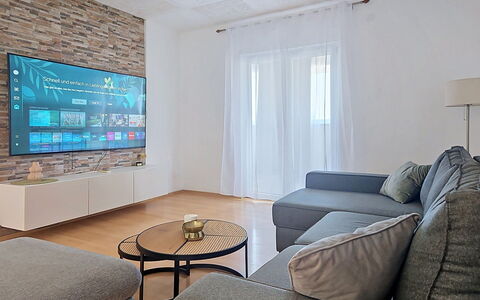 Frane: Meubilair, Interieur Ontwerp, Flooring, Elektronisch Apparaat, Televisie, Bankstel, Verdieping, Woonkamer, Televisietoestel