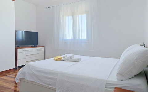 Frane: Flooring, Verdieping, Hout, Meubilair, Interieur Ontwerp, Bed, Slaapkamer, Kamer, Appartement, Plafond