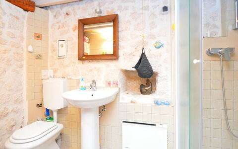 Home Sweet Home: Badkamer, Eigendom, Kamer, Interieur Ontwerp, Muur, Gebouw, Huis, Tegel, Onroerend Goed, Loodgieterswerkinrichting