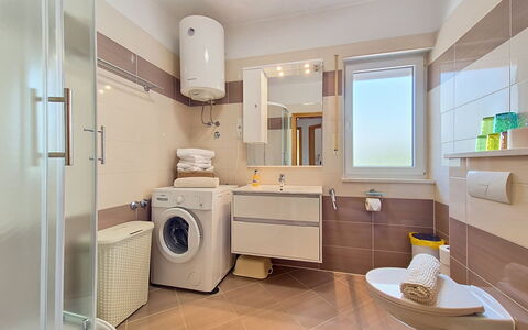 Trogir Okrug Gornji 314: Interieur Ontwerp, Flooring, Wasmachine, Loodgieterswerkinrichting, Verdieping, Wastafel, Badkamerkast, Badkamer, Plafond, Toilet