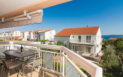 Trogir Okrug Gornji 314: Lucht, Gebouw, Dag, Eigendom, Venster, Hout, Tafel, Stedelijk Ontwerp, Schaduw, Huis
