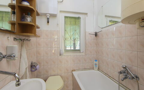 Piccola: Badkamer, Loodgieterswerkinrichting, Wastafel In De Badkamer, Flooring, Toilet, Interieur Ontwerp, Verdieping, Wastafel, Kraan, Loodgieter