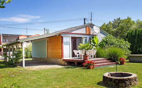 Azzurro: Fabriek, Lucht, Gebouw, Wolk, Venster, Boom, Land Lot, Schaduw, Bloempot, Huis