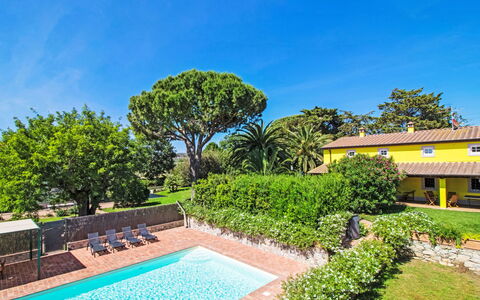 Villa Il Pellicano: Struik, Tuin, Eco Hotel, Schaduw, Hacienda, Toevlucht, Landscaping, Landgoed, Gazon, Werf