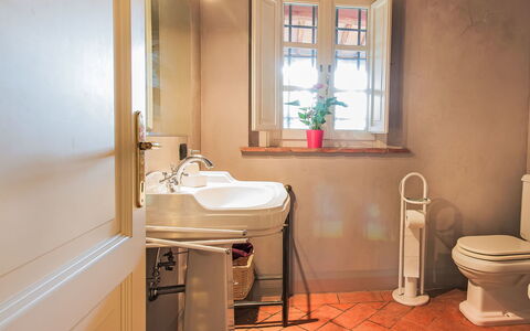 Villa Il Pellicano: Badkamer, Loodgieterswerkinrichting, Wastafel In De Badkamer, Flooring, Wastafel, Interieur Ontwerp, Kraan, Verdieping, Loodgieter, Toilet
