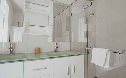 De Zeeparel: Interieur Ontwerp, Loodgieterswerkinrichting, Flooring, Badkamer, Wastafel In De Badkamer, Wastafel, Verdieping, Cabinetry, Badkamerkast, Kraan