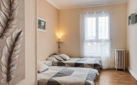 La Coloniale: Slaapkamer, Kamer, Meubilair, Eigendom, Bed, Interieur Ontwerp, Muur, Plafond, Verdieping, Bed Frame