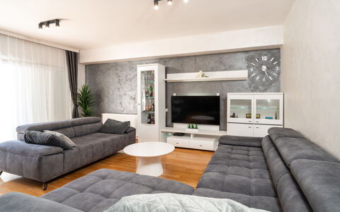 Jure: Meubilair, Interieur Ontwerp, Flooring, Verdieping, Bankstel, Hout, Woonkamer, Plafond, Kamer, Tafel