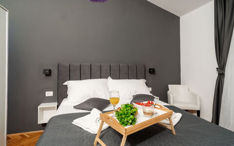 Jure: Meubilair, Bed, Interieur Ontwerp, Slaapkamer, Bedding, Muur, Laken, Linens, Verdieping, Kamer