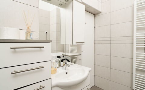 Jure: Wastafel In De Badkamer, Loodgieterswerkinrichting, Flooring, Muur, Interieur Ontwerp, Wastafel, Verdieping, Badkamer, Badkamerkast, Kraan