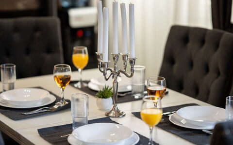 Jure: Meubilair, Tableware, Tafel, Serveware, Glaswerk, Drinkware, Dishware, Bord, Voedsel