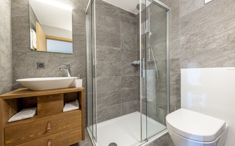 Vercorin 9000: Flooring, Badkamer, Loodgieterswerkinrichting, Verdieping, Interieur Ontwerp, Badkamerkast, Toilet, Wastafel In De Badkamer, Wastafel, Loodgieter