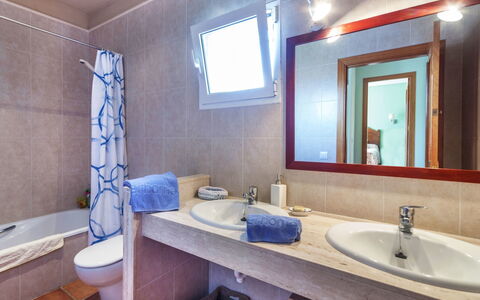 Villa Esther: Badkamer, Eigendom, Kamer, Wastafel In De Badkamer, Wastafel, Interieur Ontwerp, Gebouw, Muur, Kraan, Huis