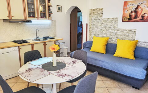 Ive: Tafel, Eigendom, Bankstel, Fotolijst, Meubilair, Interieur Ontwerp, Woonkamer, Verlichting, Architectuur, Verdieping