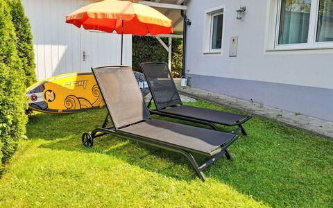 Seehaus Blue Faak: Meubilair, Fabriek, Venster, Paraplu, Buitenmeubels, Schaduw, Boom, Rechthoek, Gras, Comfort
