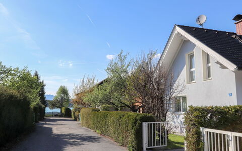 Seehaus Blue Faak: Eigendom, Huis, Woongebied, Huis, Lucht, Verblijf, Onroerend Goed, Gebouw, Boom, Buurt