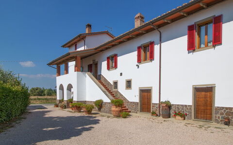 Cortona 190: Fabriek, Lucht, Gebouw, Venster, Azure, Deur, Land Lot, Huis, Boom