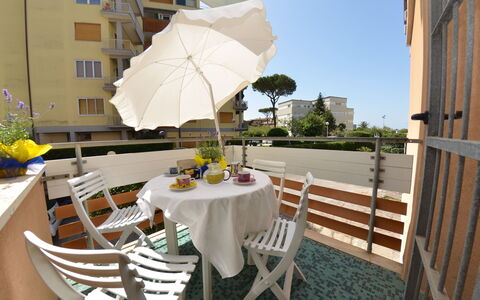 Carnevale: Eigendom, Tafel, Meubilair, Balkon, Geel, Kamer, Restaurant, Appartement, Onroerend Goed, Gebouw